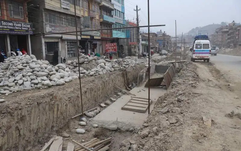 धुलिखेल–साँगा सडकः स्थानीयको अवरोधका कारण पुलबजार क्षेत्रमा काम ठप्प