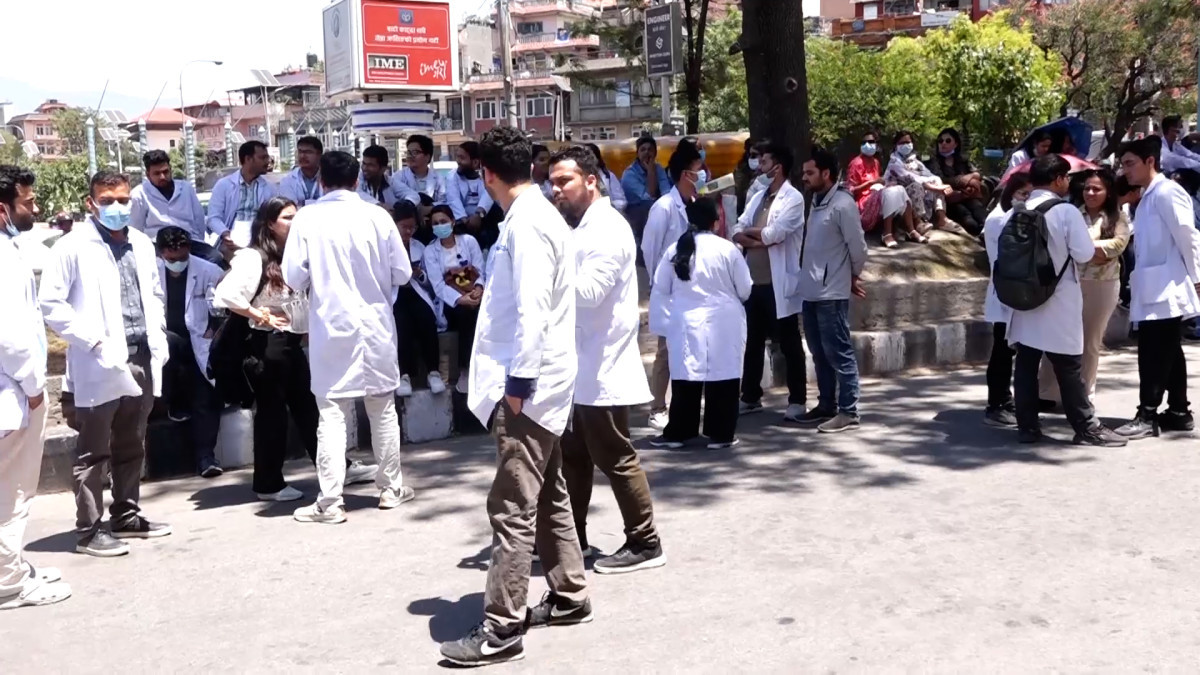 चिकित्सा शिक्षा आयोगको १६ औं बैठकको निर्णय तत्काल कार्यान्वयन होस्ः चिकित्सकहरु