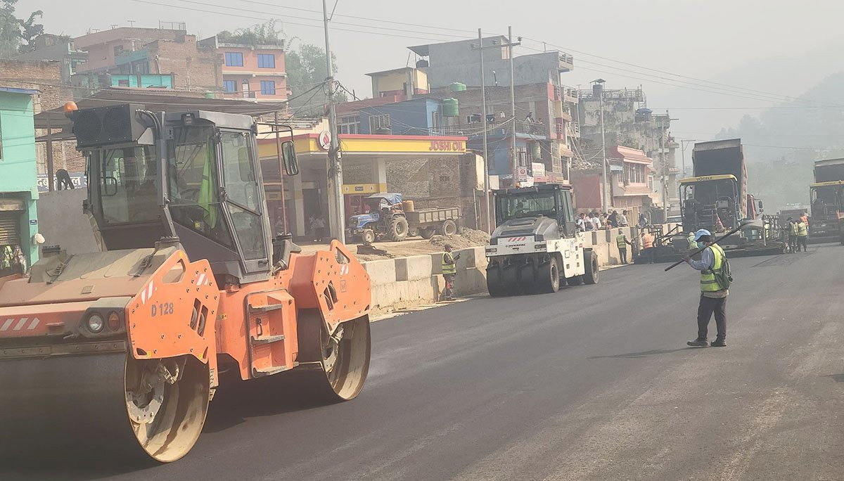 मुग्लिन पोखरा सडककाे दमौली बजार खण्डमा दोस्रो चरणको कालोपत्रे सुरु