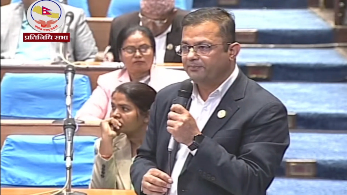 प्रचण्डलक्षित एमाले सांसद गिरीको टिप्पणीः आफ्नो राजनीतिक रोटी सेक्नको लागि शिक्षकहरुलाई उत्तेजित पार्ने काम गरियो