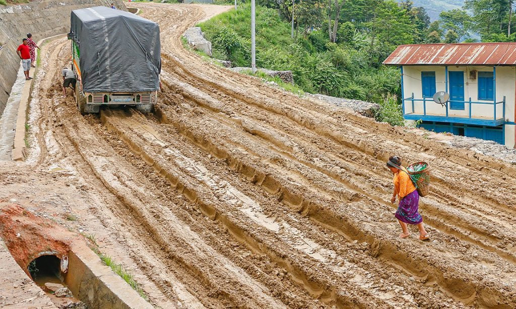 वर्षाका कारण सूर्यविनायक–साँगा सडकमा एकतर्फी सवारी सञ्चालन
