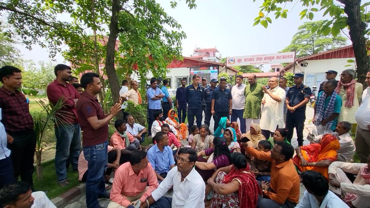 विभिन्न आन्दोलनमा ज्यान गुमाएका शहीदका परिवारहरूले घेरे मेधस प्रदेश गृह मन्त्रालय