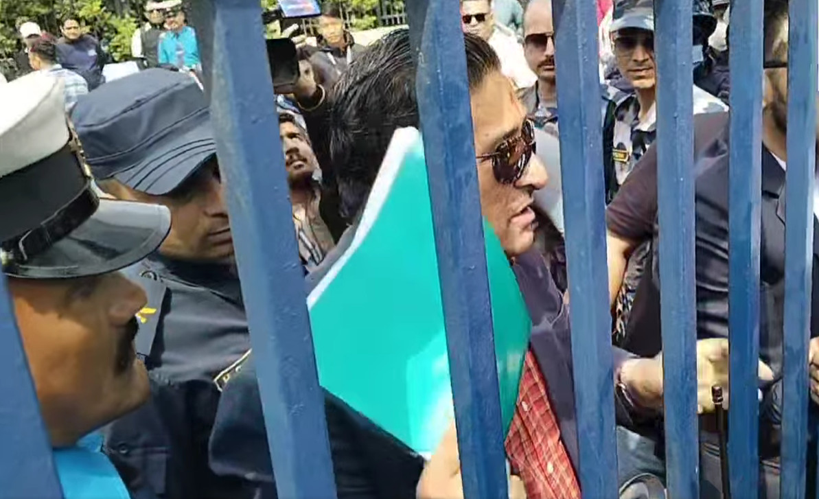 धुलिखेलमा भइरहेकाे एन्फाको साधारण सभामा गणेश थापालाई प्रवेश राेक, मुख्य गेटमै झडप