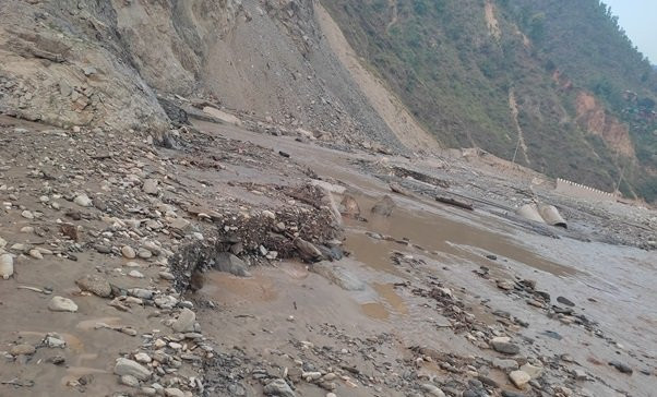 नाै घण्टादेखि बिपी राजमार्ग अवरुद्ध, पनाैतीमा बेपत्ता महिलाको खोजी जारी