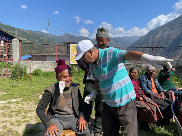 गुम्दा गाउँका ८८ वर्षीय रामबहादुर गुरुङले एक दशकपछि पुनः संसार देख्न थाले
