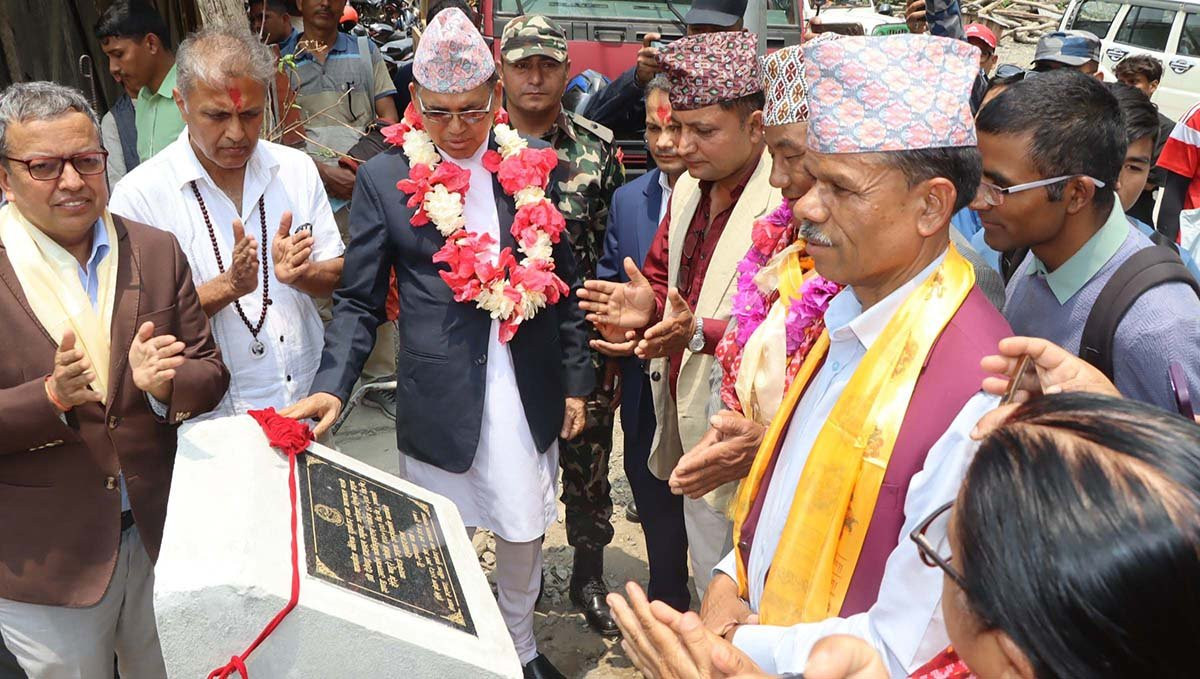 तत्कालीन प्रधानमन्त्री मनमोहन अधिकारीले शिलान्यास गरेको सडक ३१ वर्षपछि कालोपत्रे हुँदै