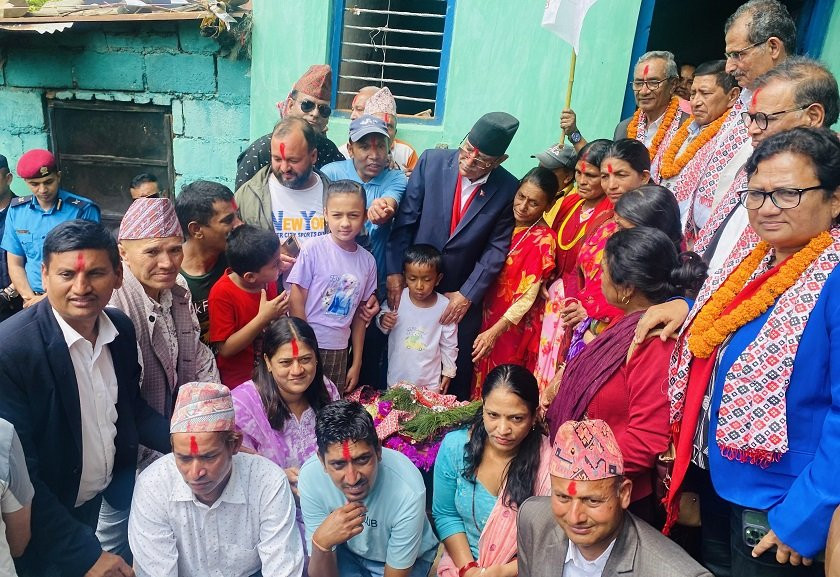 सहिद तथा बेपत्ताजनका परिवारसँग भेटघाट गर्दै माओवादी नेताहरु