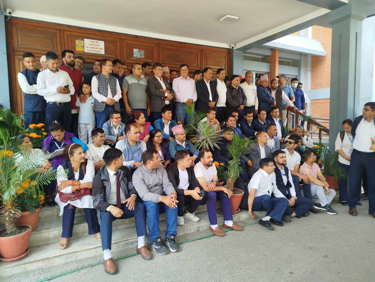 प्रस्तावित निजामती सेवा विधेयकको विरोधमा कर्मचारी आन्दोलित