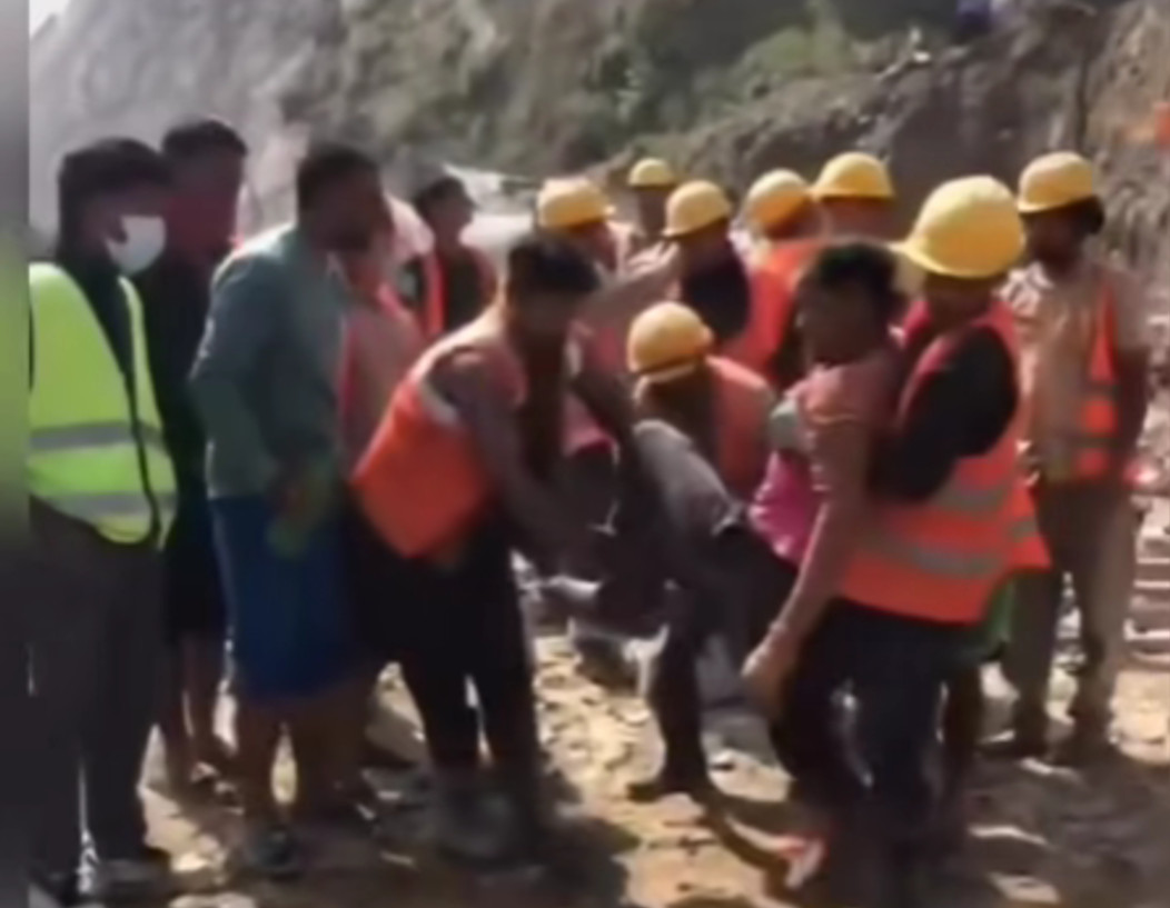 साँगामा सडक विस्तारका क्रममा पहिरो खस्दा मजदुर घाइते