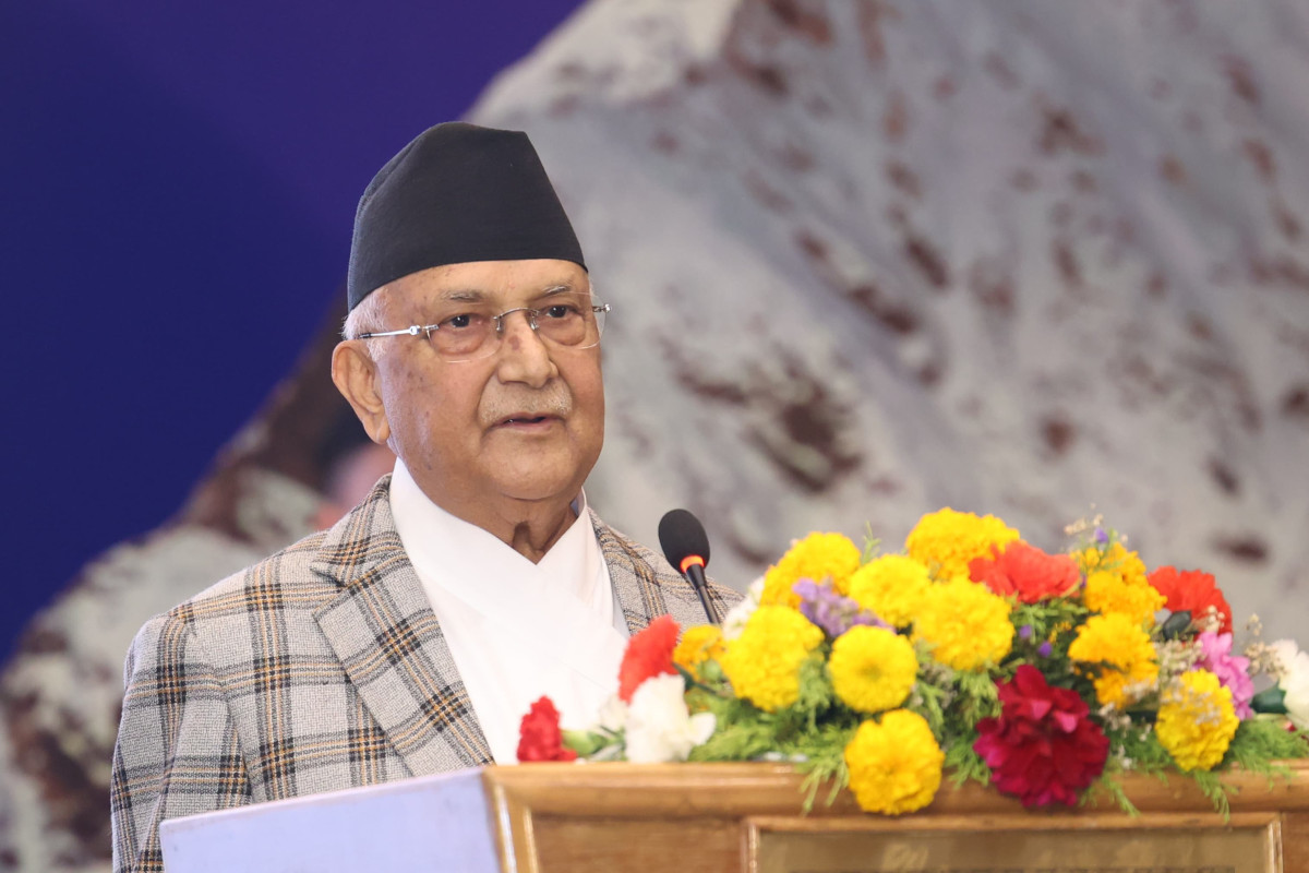 सगरमाथामा धेरै फोहोर थुप्रियो, लगिएका खानेकुराका खोल फर्किंदा बेस क्याम्पमा बुझाउने गरौँः प्रधानमन्त्री