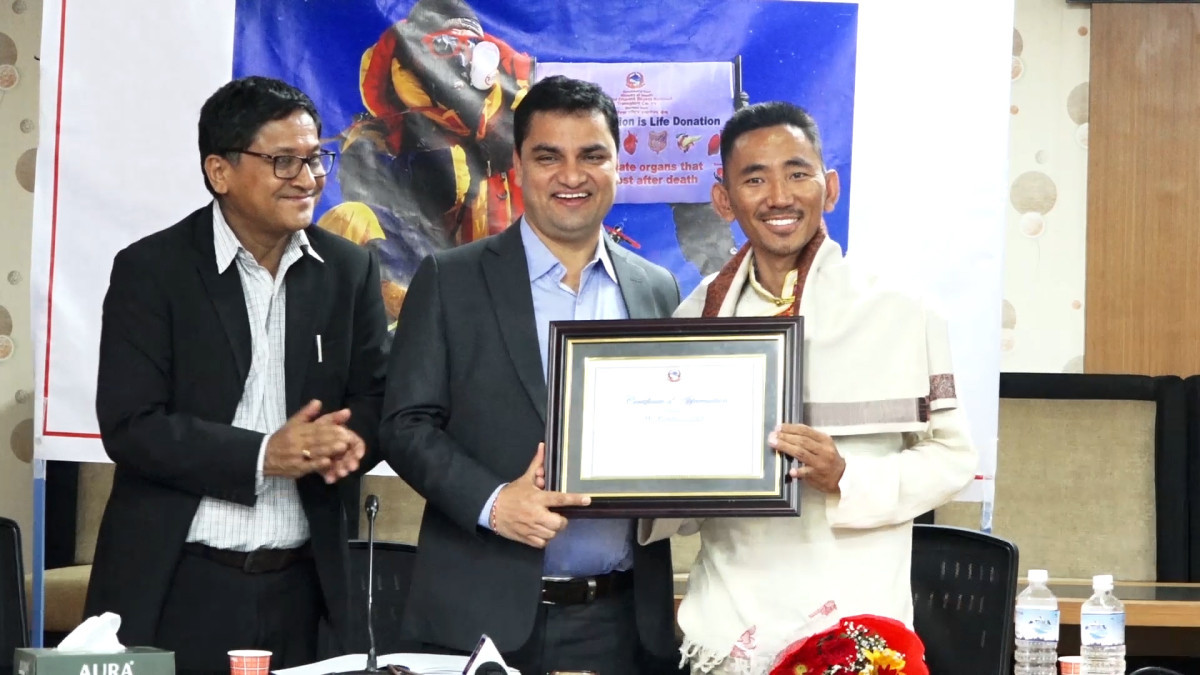 मिर्गौला प्रत्यारोपणपछि सगरमाथाको सफल आरोहण गरेका पेम्बा शेर्पा 'प्रत्यारोपण एम्बास्डर'