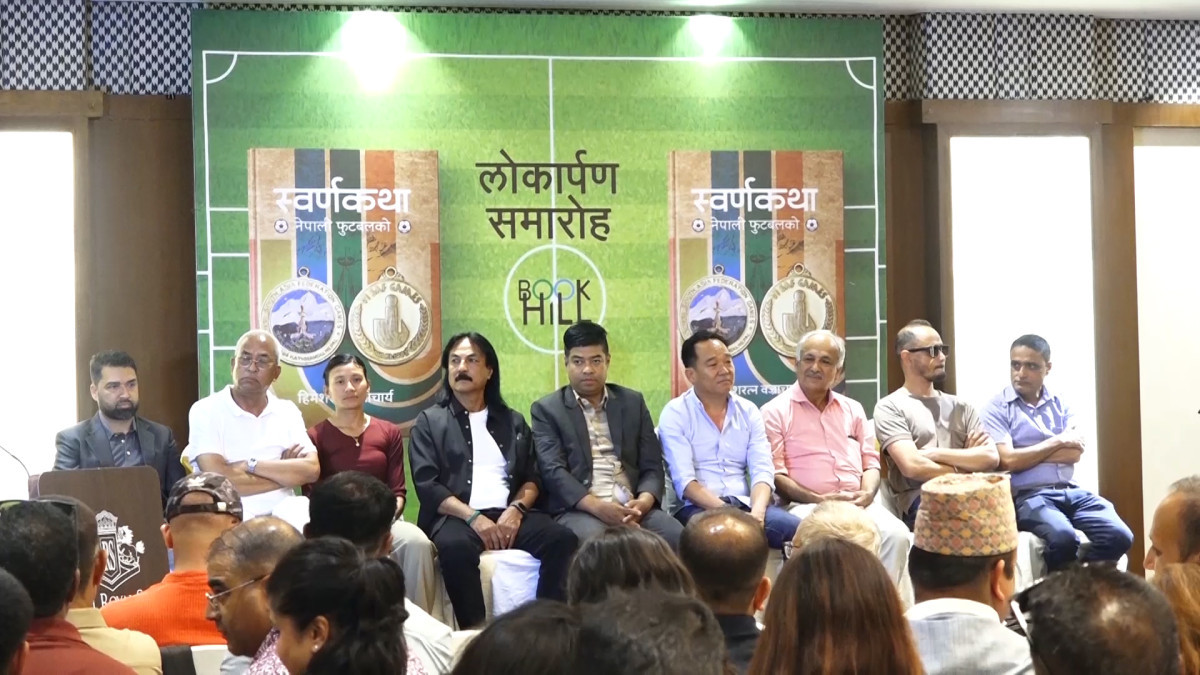 पत्रकार हिमेशको ‘स्वर्णकथा नेपाली फुटबलको’ लोकार्पण