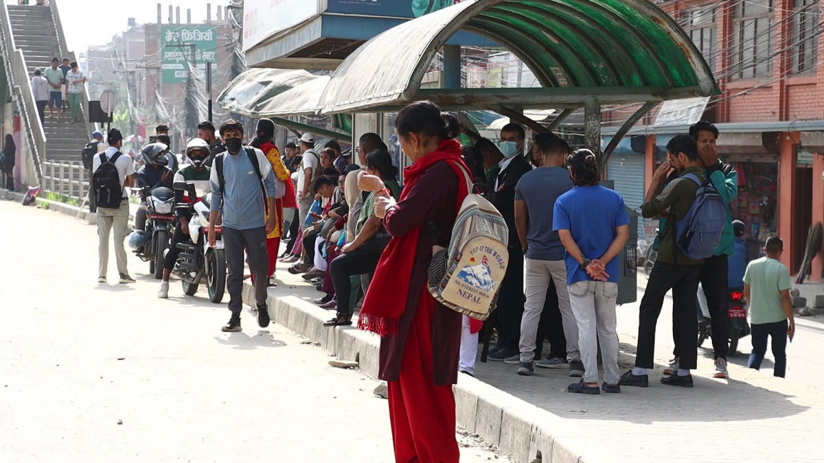 देशभरका सार्वजनिक यातायात ठप्प, यात्रु मारमा (भिडियाेसहित)
