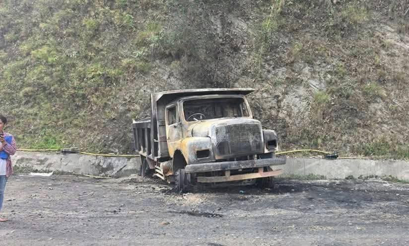 काभ्रेकाे पाँचखालमा बालुवा बोकेको टिपरमा आगलागी