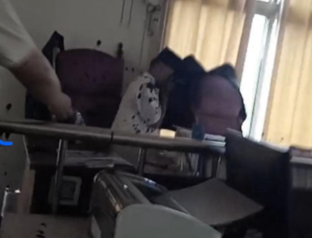न्यायाधीश डा. खुशीराम थारुलाई मोसो प्रहार गर्नेहरु नेकपा (बहुमत) का कार्यकर्ता