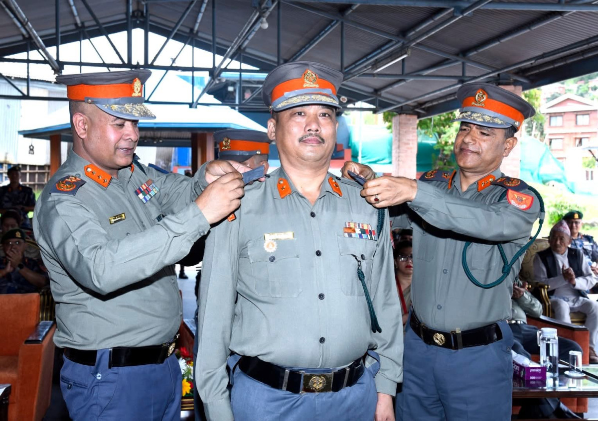 सशस्त्र प्रहरी अतिरिक्त महानिरीक्षक गणेशबहादुर ठाडा मगरलाई दर्ज्यानी चिह्न
