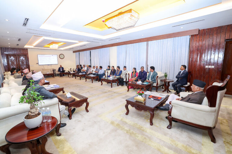 मिथेन ग्यास र धौवादी फलाम उत्खननबारे प्रधानमन्त्रीलाई ब्रिफिङः छिटो उत्पादनमा लाग्न निर्देशन
