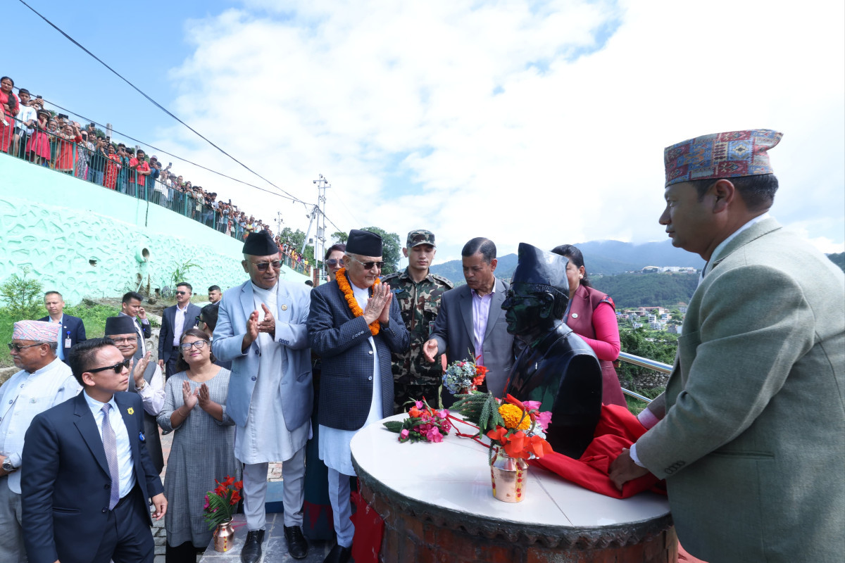प्रधानमन्त्री ओलीद्वारा मनमोहन अधिकारीको अर्धकदको शालिक अनावरण