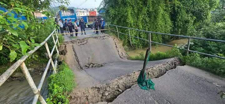 अरनिकाे राजमार्गकाे विकल्प भनिएकाे नाला सडककाे पुल भाँचियो, यातायात अवरुद्ध