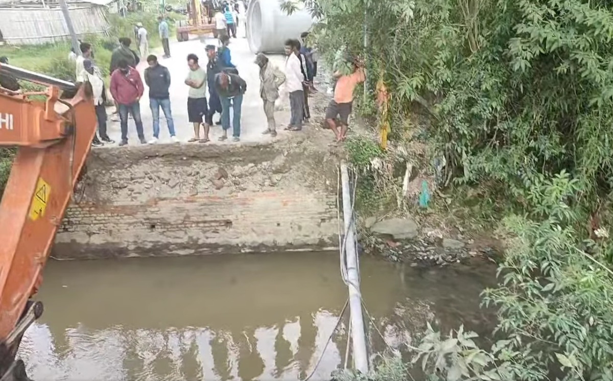 नाला सडकखण्डमा पुल भाँचिएर अवरुद्ध सडक आज सुचारु नहुने (भिडियाेसहित)