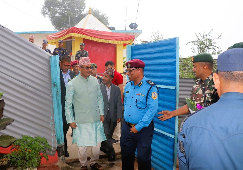 गृहमन्त्रीद्वारा जिल्ला प्रहरी कार्यालय बैतडीको निरीक्षण