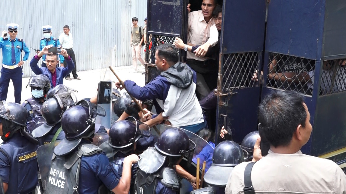 जनपक्षीय शिक्षा ऐनको मागसहित अखिल क्रान्तिकारीको प्रदर्शन, प्रहरीद्वारा हस्तक्षेप