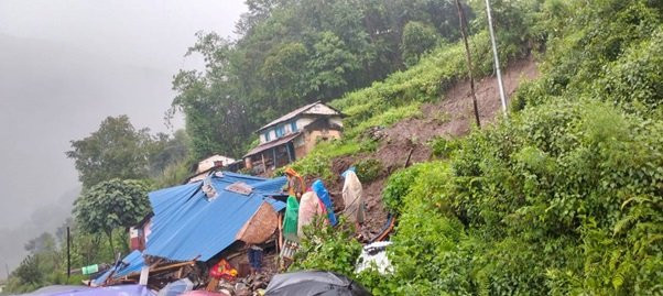पर्वतमा पहिरोले  पुरिएका दम्पतीमध्ये श्रीमान् मृत फेला, श्रीमतीको खोजी जारी