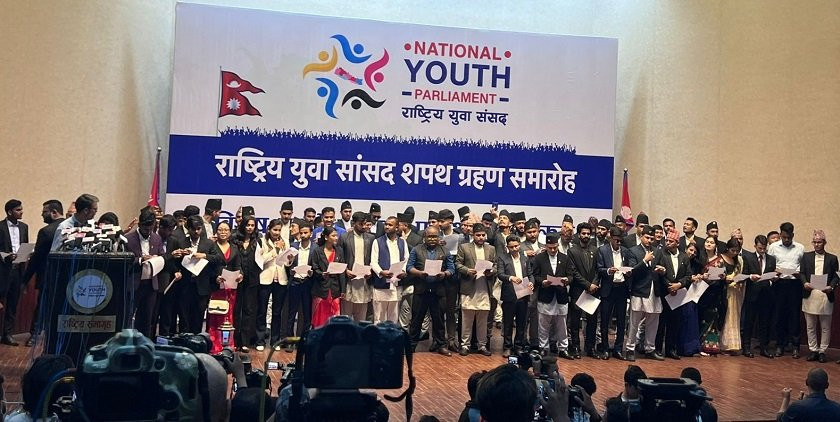 एक सय ६५ युवा सांसद्वारा शपथ ग्रहण