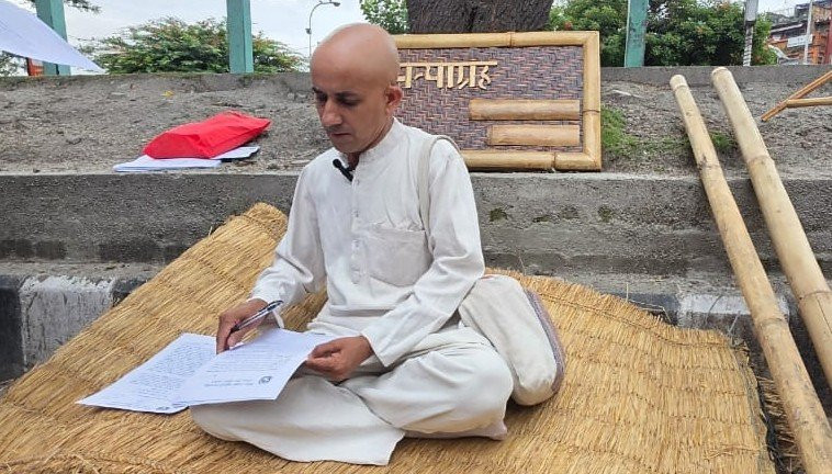 बाँस प्रवर्द्धनमा जुटेका नगर प्रमुख भट्टराई सत्याग्रहमा
