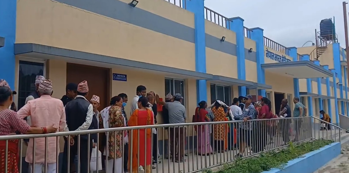 स्वास्थ्य बीमा गरेकाहरु भन्छन्, ‘सरकार नागरिकको स्वास्थ्यप्रति गैरजिम्मेवार बन्यो’ (भिडियाे)
