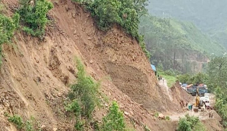 पहिराले दाङ–सल्यान सडक अवरुद्ध
