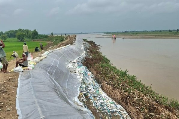 राप्ती नदीमा आपत्कालीन तटबन्ध निर्माण