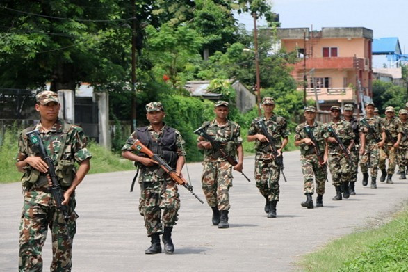 प्रहरीबाट खोसिएका २ दर्जन हतियार युवाहरुले नेपाली सेनालाई बुझाए