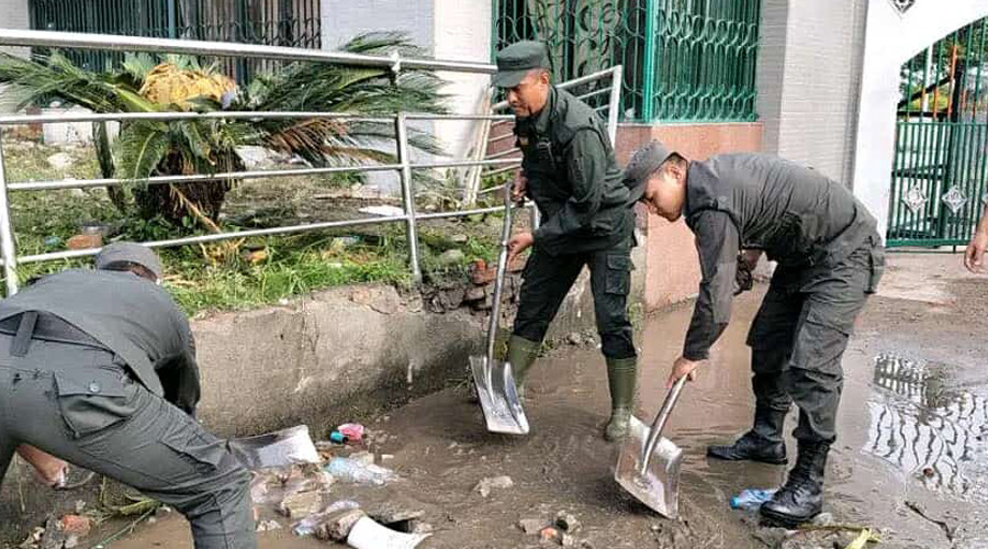 सडकमा थुप्रिएको फोहोर काठमाडौं महानगरपालिकाले सफा गर्दै