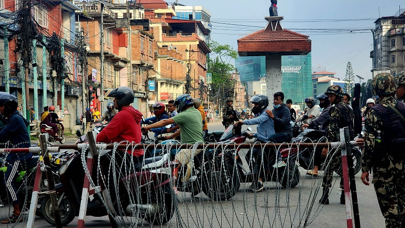 कर्फ्यू खुकुलो भएसँगै चहलपहल बढ्न थाल्यो, बैङ्क र कार्यालयहरु पनि क्रमशः खुल्दै