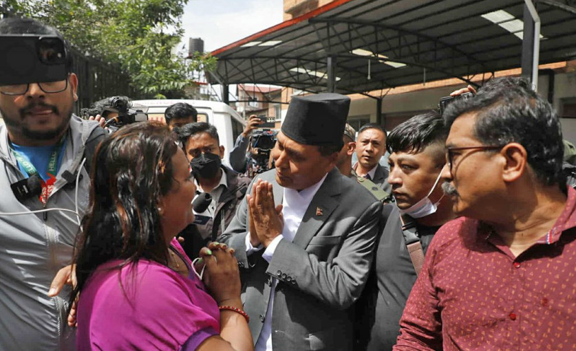कुलमान शपथलगत्तै पुगे मृतकका आफन्त भेट्न त्रिवि शिक्षण अस्पताल