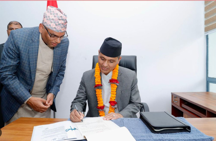 नवनियुक्त गृहमन्त्री अर्यालद्वारा पदभार ग्रहण