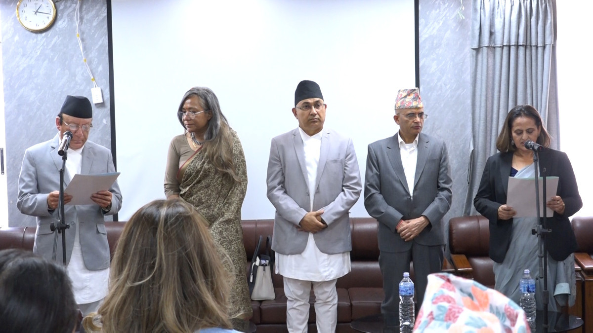 महान्यायाधिवक्ता बरालले लिइन् पद तथा गोपनियताको शपथ