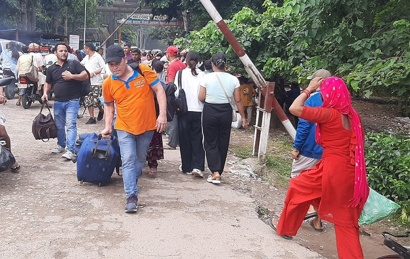 चाडपर्व नजिकिएसँगै रोजगारीका लागि भारत गएका नेपाली घर फर्कँदै