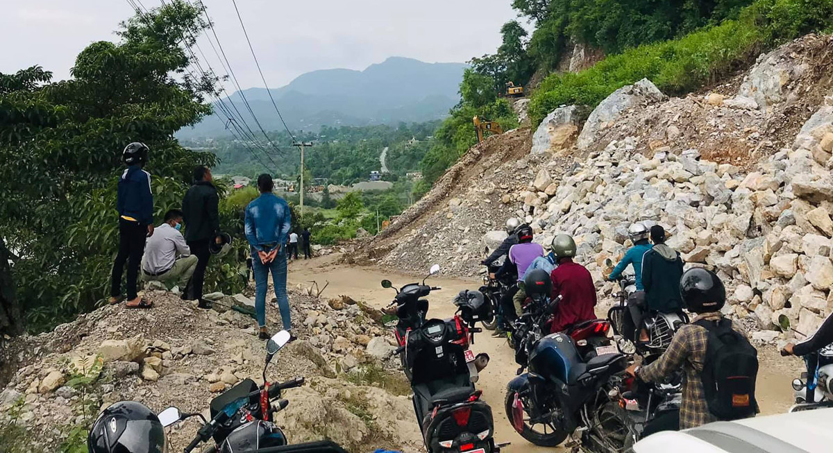 वर्षाका कारण विभिन्न ठाउँका सडक अवरुद्ध