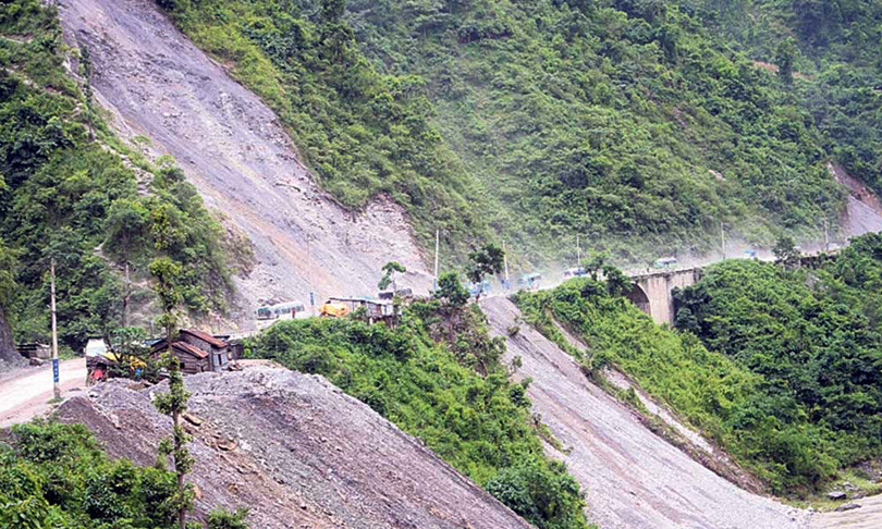 नारायणगढ–मुग्लिनः पहिरोका कारण सडक दुईतर्फी अवरुद्ध