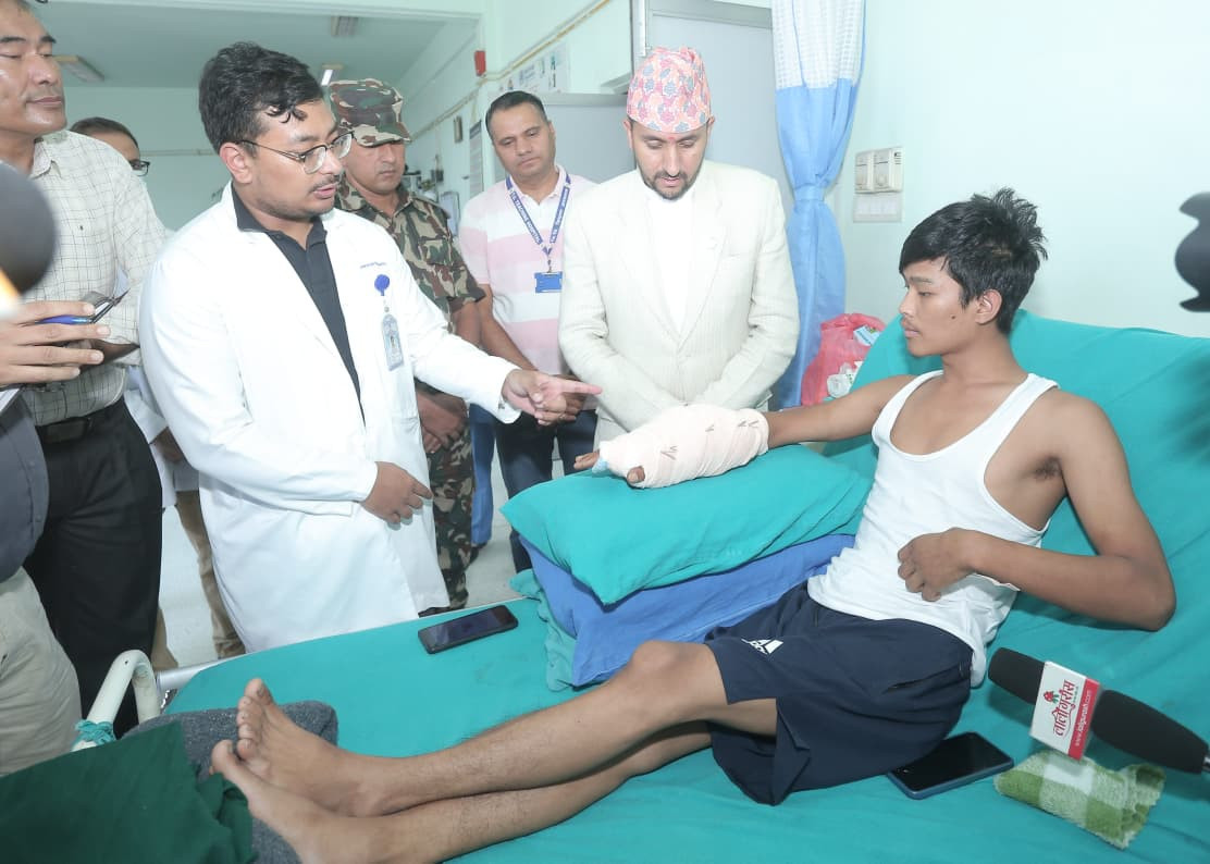 जेन-जी आन्दोलनका घाइते भेट्न सञ्चारमन्त्री पुगे टिचिङ अस्पताल