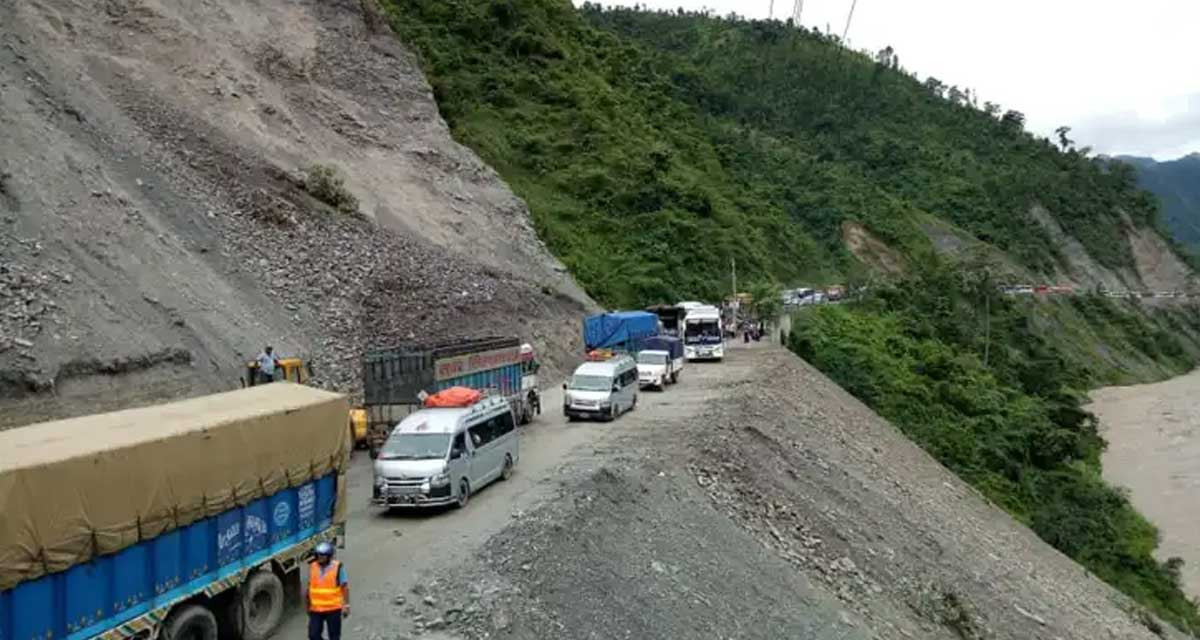 पहिरोका कारण अबरुद्ध मुग्लिङ–नारायणगढ सडक दुबैतर्फ संचालनमा