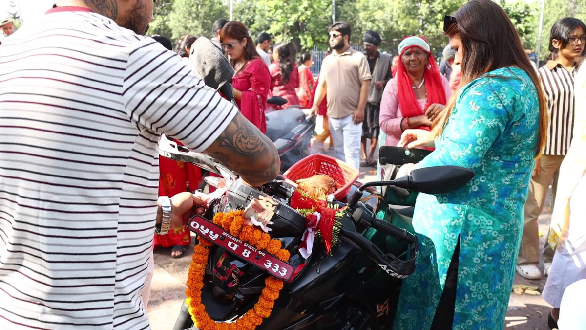 काठमाडौंको भद्रकाली मन्दिरमा सवारीसाधन पूजा गर्नेको भीड