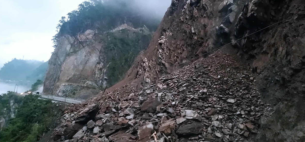 तुइनखोलामा ढुंगा झर्ने क्रम जारी, मुग्लिन–नारायणगढ सडकखण्ड बन्द