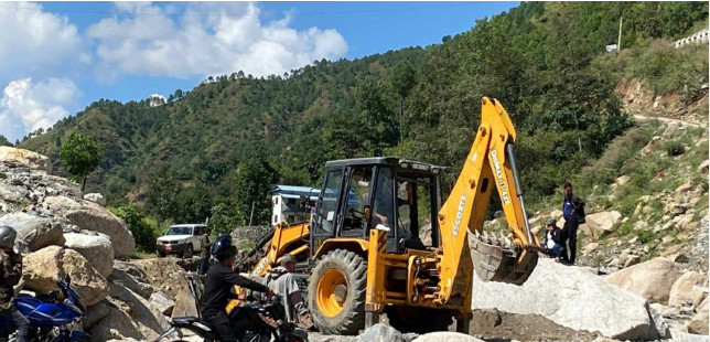 रोशी खोलाको बाढीले बगाएको बीपी राजमार्गको डाइभर्सन पुन: बनाउन सुरु