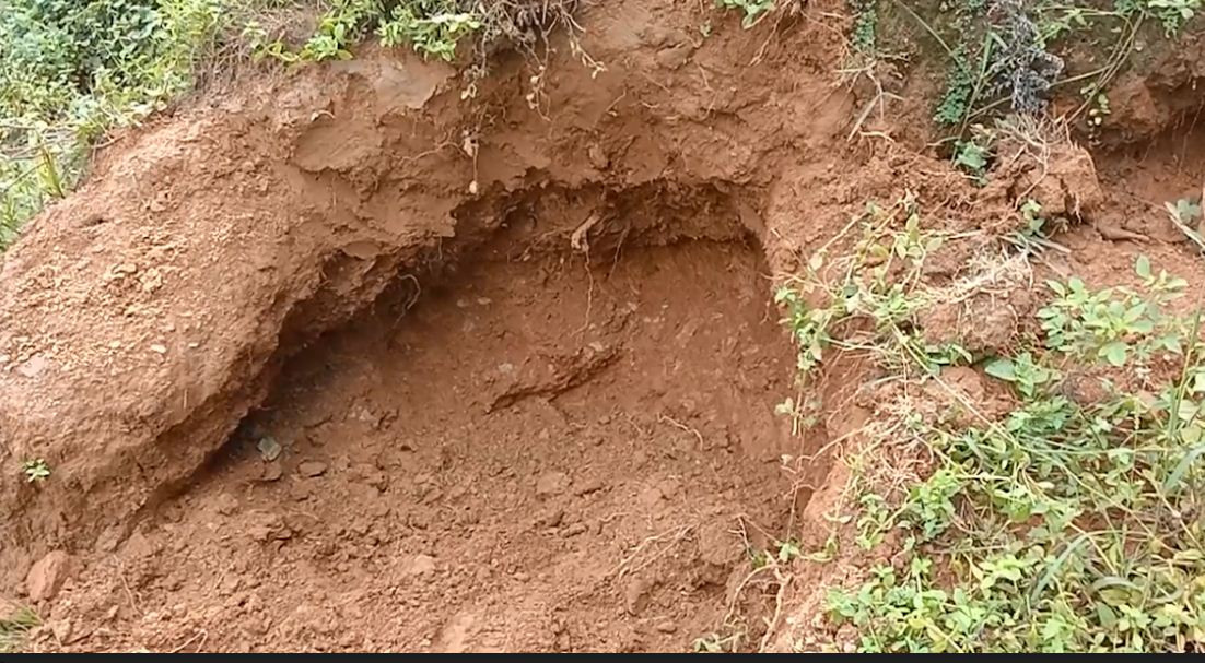 बारामा माटोको ढिस्कोले च्यापिएर १ जनाको मृत्यु, २ गम्भीर घाइते