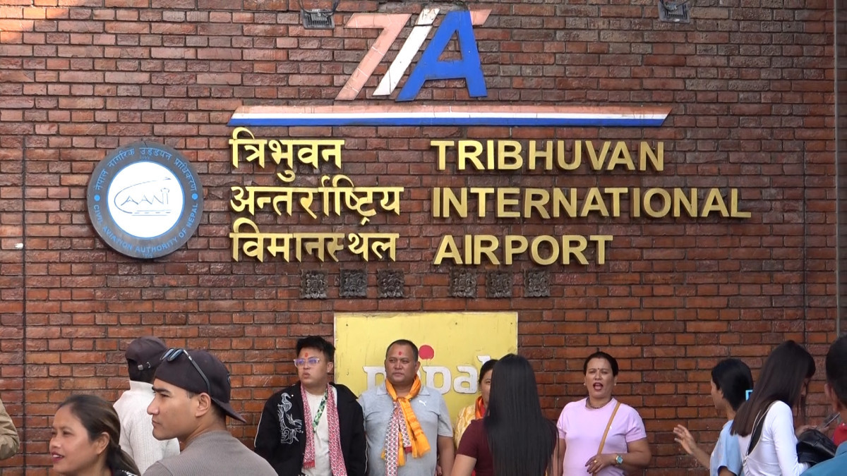 तिहारको मुखमा विदेशिने युवाको पिडा: भन्छन् अन्तरिम सरकारले देशमा रोजगारी सिर्जना गरोस्