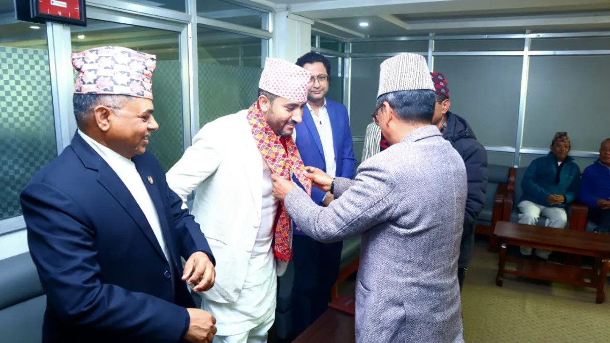 सरकारी राजनीतिक संवाद टोली राप्रपाकाे पार्टी कार्यालयमा