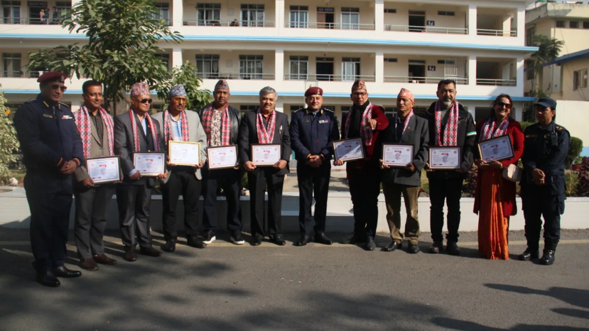 प्रहरी बृत्त र ट्राफिक प्रहरी परिसर सातदोबाटो पुननिर्माण कार्यसमितिका पदाधिकारीलाई सम्मान
